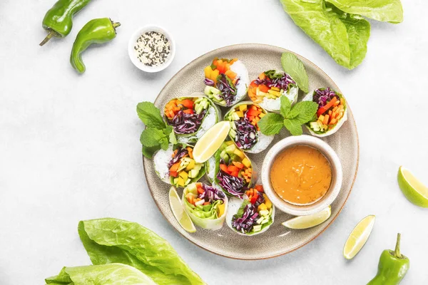Vegane Frühlingsrollen Regenbogenfarben Serviert Mit Erdnusssoße Von Oben Nach Unten — Stockfoto