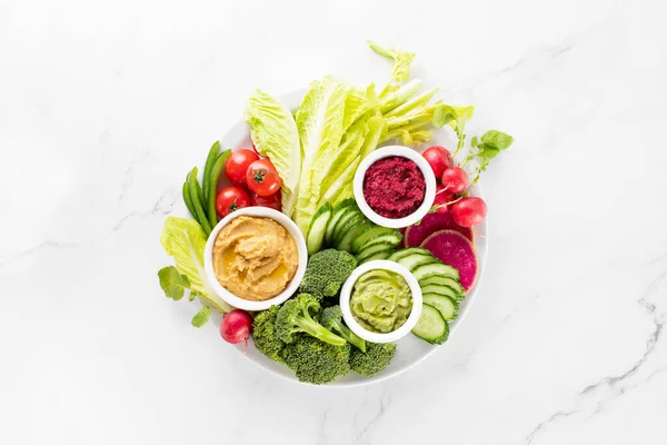 Frisch Grüne Gemüseplatte Mit Verschiedenen Dips Von Oben Nach Unten — Stockfoto