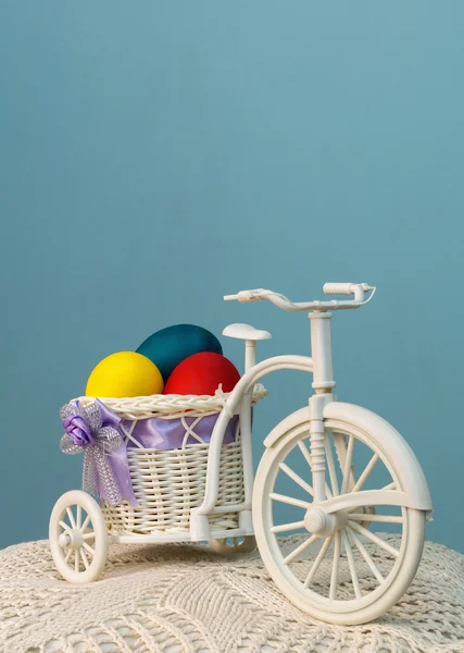 sepetteki renkli yumurta ile Bisiklet