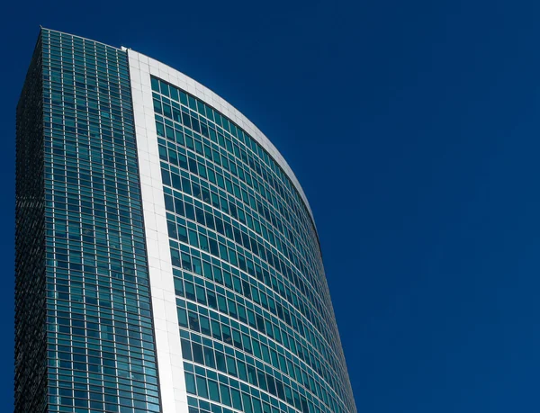 Mavi gökyüzü arka plan üzerine gökdelen