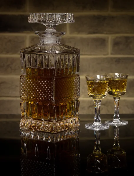 Crystal sürahi, viski ve iki bardak