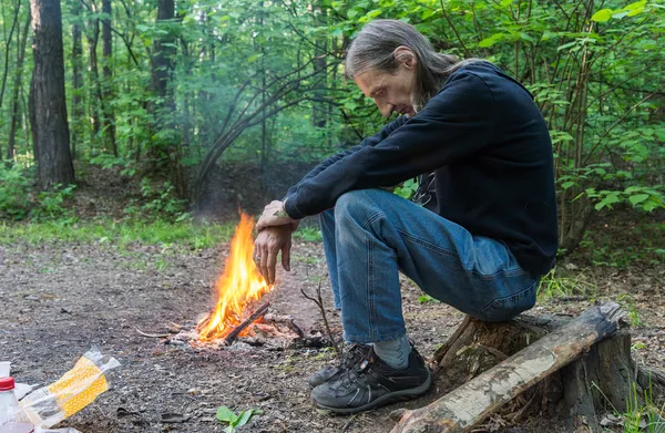 Homem triste em um incêndio — Fotografia de Stock