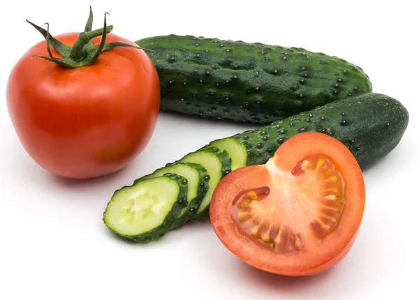 İki yeşil salatalık ve domates