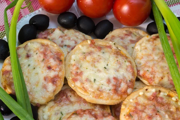 Mini pizza domates, yeşil soğan ve zeytin ile