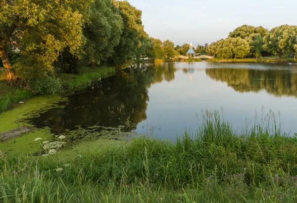 Gölet ve bir köprü ile pitoresk manzara
