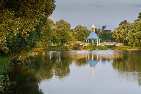 Gölet ve bir köprü ile pitoresk manzara