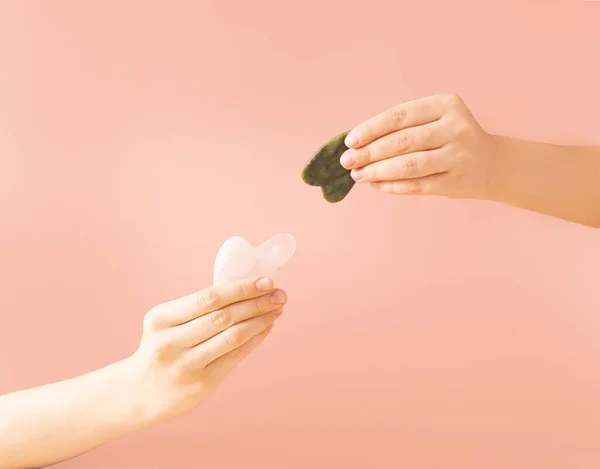 Mains Modèle Femme Avec Grattoir Jade Gua Sha Vert Rose — Photo