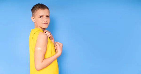 Adolescente Con Parche Brazo Cierra Puño Dobla Bíceps Después Vacunación — Foto de Stock