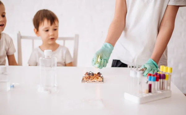 Забавные Детишки Проводят Эксперименты Лаборатории Мальчик Поджигает Порох Экспериментов Наука — стоковое фото