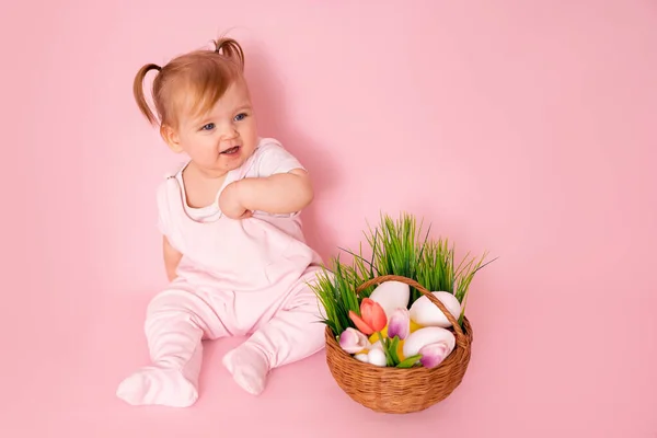 Charmig Glad Liten Flicka Rosa Overall Och Med Kanin Öron — Stockfoto