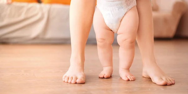 Een Klein Meisje Neemt Haar Eerste Stappen Thuis Haar Moeder — Stockfoto