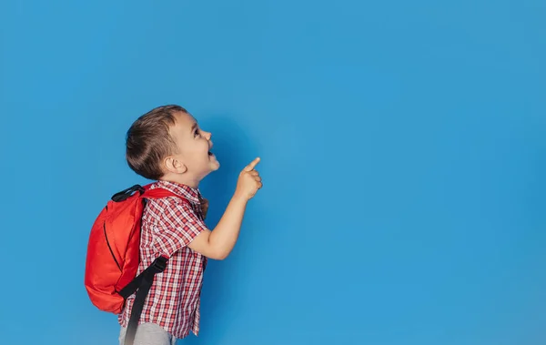 Веселый Улыбающийся Маленький Брюнетка Мальчик Рюкзаком Веселится Фоне Синей Стены — стоковое фото