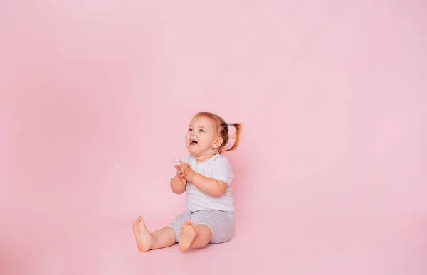 Studio Skott Känslomässigt Charmig Liten Flicka Förvånad Och Chockad Visar — Stockfoto