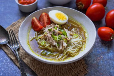 Soto Ayam: Endonezya çorbası temel olarak tavuk suyu ve sebzelerden oluşur