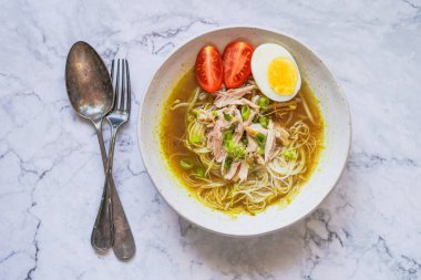 Soto Ayam: Endonezya çorbası temel olarak tavuk suyu ve sebzelerden oluşur