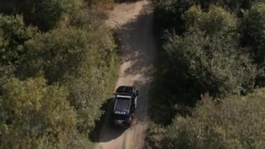 Kuzey Körfezi, Ontario, Kanada orman yolunda giden polis arabası.