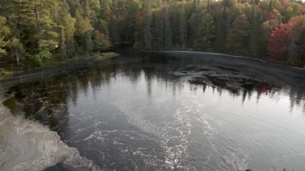Río Bosque Otoño North Bay Ontario Canadá — Vídeo de stock