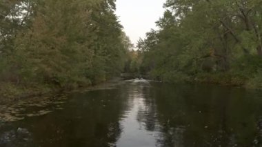Kuzey Körfezi, Ontario, Kanada 'da nehir kenarındaki motorlu tekneyi izleyen kamera.
