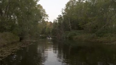 Kuzey Körfezi, Ontario, Kanada 'da motorlu tekne takibi.