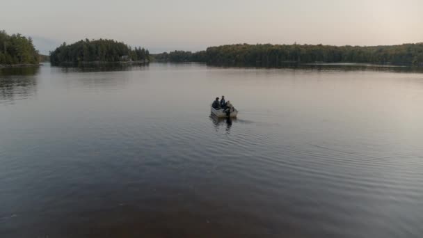 Menschen Motorboot Auf Dem See Bei Sonnenaufgang North Bay Ontario — Stockvideo