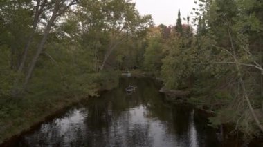 Nehirdeki sürat teknesi Kuzey Körfezi, Ontario, Kanada