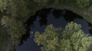 Nehirdeki sürat teknesi Kuzey Körfezi, Ontario, Kanada
