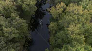 Nehirdeki sürat teknesi Kuzey Körfezi, Ontario, Kanada