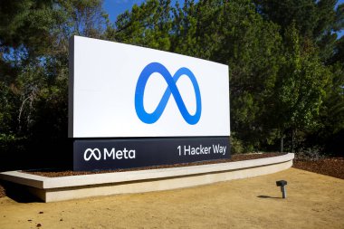 Menlo Park, CA, USA - 29 Ekim 2021: META tabelası Genel Merkez Ofis binasının yanında. Meta bir sosyal ağ hizmeti şirketi, bir sosyal teknoloji metaevreni inşa ediyor, sanal ve artırılmış gerçeklik sağlıyor, Fac 'ın ana organizasyonu