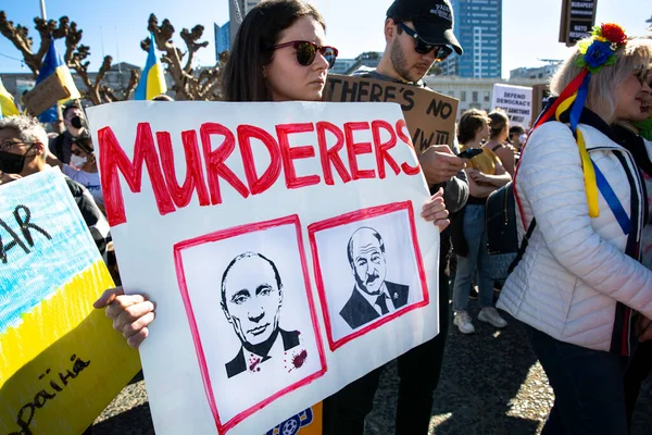 San Francisco, CA, ABD - 27 Şubat 2022: Rusya Devlet Başkanı Putin tarafından başlatılan savaşa karşı insanlar Ukrayna 'yı desteklemeye geldi.