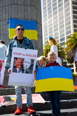 San Francisco, CA, ABD - 28 Mayıs 2022: Rus Utanç Protestocuları Ukrayna 'da Kadınların Tecavüzüne Karşı. 
