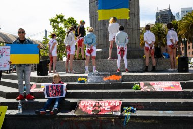 San Francisco, CA, ABD - 28 Mayıs 2022: Rus Utanç Protestocuları Ukrayna 'da Kadınların Tecavüzüne Karşı. 