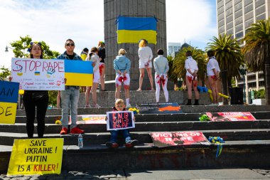 San Francisco, CA, ABD - 28 Mayıs 2022: Rus Utanç Protestocuları Ukrayna 'da Kadınların Tecavüzüne Karşı. 