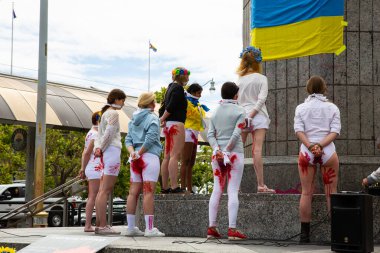 San Francisco, CA, ABD - 28 Mayıs 2022: Rus Utanç Protestocuları Ukrayna 'da Kadınların Tecavüzüne Karşı. 