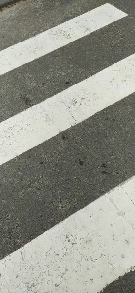 抽象的な背景 アスファルト歩行者の白い縞模様と交差 — ストック写真