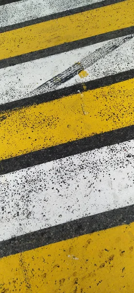 Cebra Peatonal Rayas Amarillas Blancas Cruzando Sobre Asfalto Gris Fondo — Foto de Stock