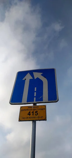 Foto Una Señal Tráfico Sobre Carriles Verde Signo Norte Con — Foto de Stock