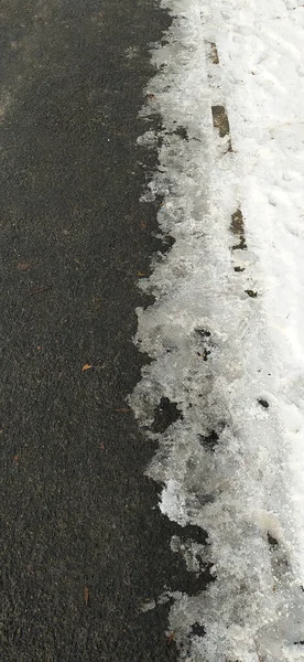 オランダの雪の風景の中に湾曲した田舎道 道路の横に背が高くて裸の木の長い行です 冬の曇りの日にノールブラバント州で撮影されました — ストック写真