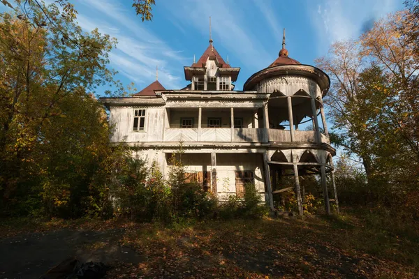 Çocuk kampının terk edilmiş toprakları