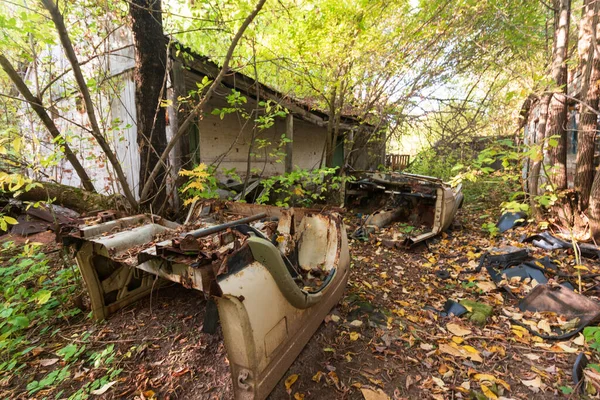 在森林里拆开的被遗弃汽车 — 图库照片