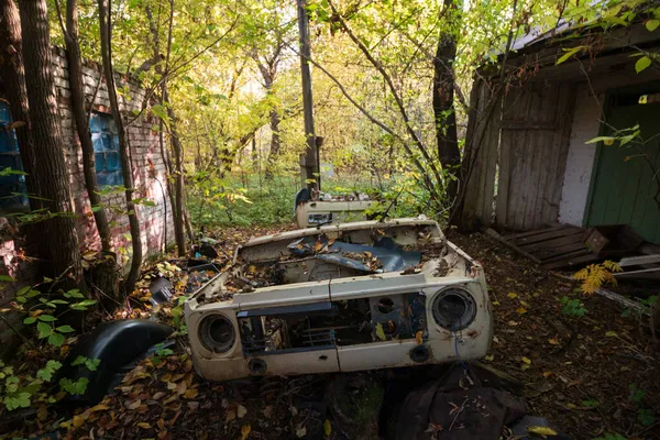 Carro Abandonado Desmontado Floresta — Fotografia de Stock