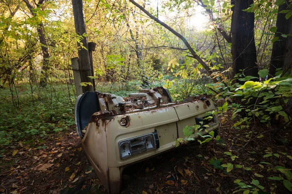 Carro Abandonado Desmontado Floresta — Fotografia de Stock