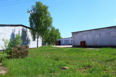 Boş bir arsada terk edilmiş bir bina.