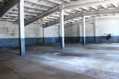 Terk edilmiş bir evde boş bir oda.