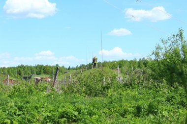 Dikenli tellerin ötesindeki bölge