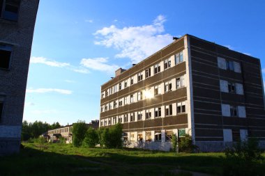 Boş bir arsada terk edilmiş bir bina.