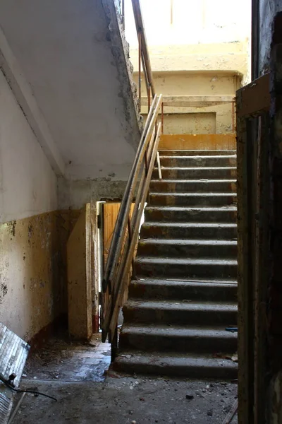 Terk Edilmiş Bir Binada Merdivenler — Stok fotoğraf