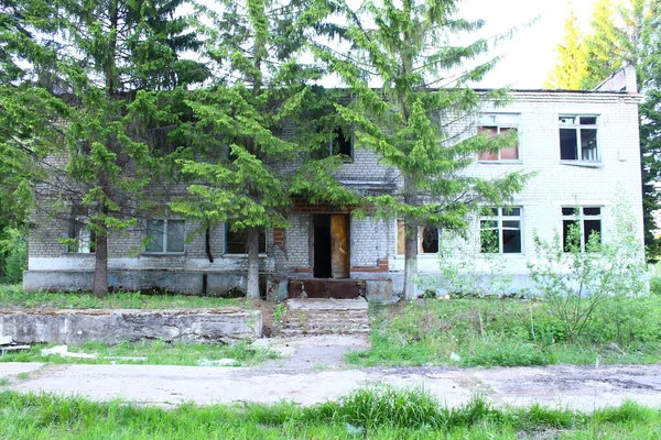 Boş bir arsada terk edilmiş bir bina.