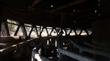 Eski termik santralin terk edilmiş soğutma kuleleri