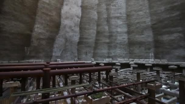 Dentro Una Torre Refrigeración Abandonada — Vídeos de Stock