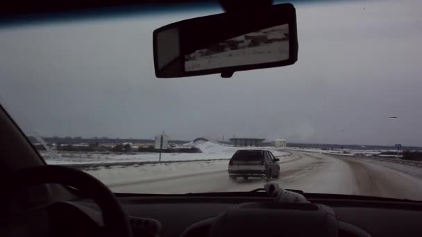 在俄罗斯冬季公路上的一辆车上 — 图库视频影像